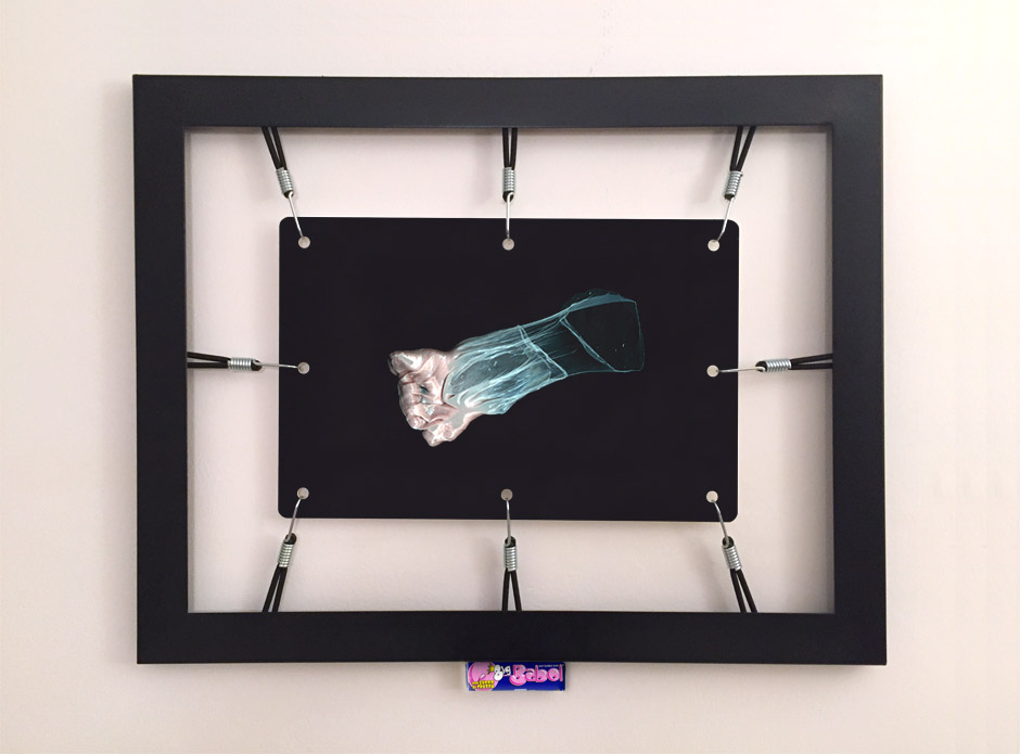 Marotta & Russo: Rubber's Souvenir 02, stampa UV su forex, cornice, corde elastiche, ganci, Big Babol bubble gum, 58x74 cm