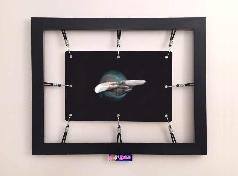 Marotta & Russo: Rubber's Souvenir 03, stampa UV su forex, cornice, corde elastiche, ganci, Big Babol bubble gum, 58x74 cm