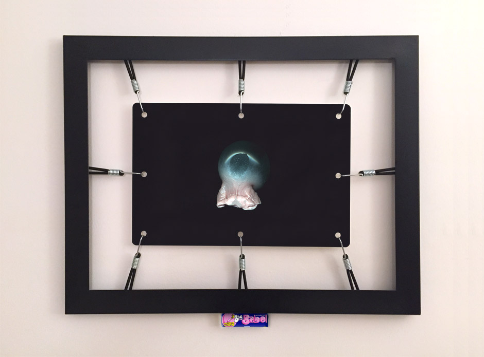 Marotta & Russo: Rubber's Souvenir 04, stampa UV su forex, cornice, corde elastiche, ganci, Big Babol bubble gum, 58x74 cm