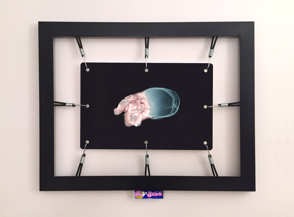 Marotta & Russo: Rubber's Souvenir 05, stampa UV su forex, cornice, corde elastiche, ganci, Big Babol bubble gum, 58x74 cm