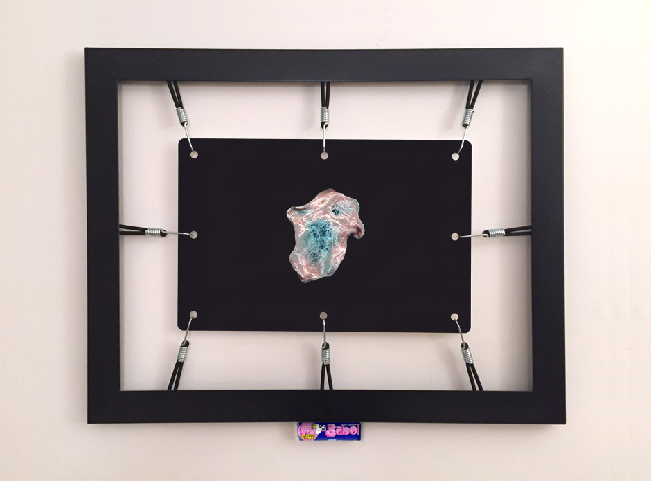 Marotta & Russo: Rubber's Souvenir 06, stampa UV su forex, cornice, corde elastiche, ganci, Big Babol bubble gum, 58x74 cm