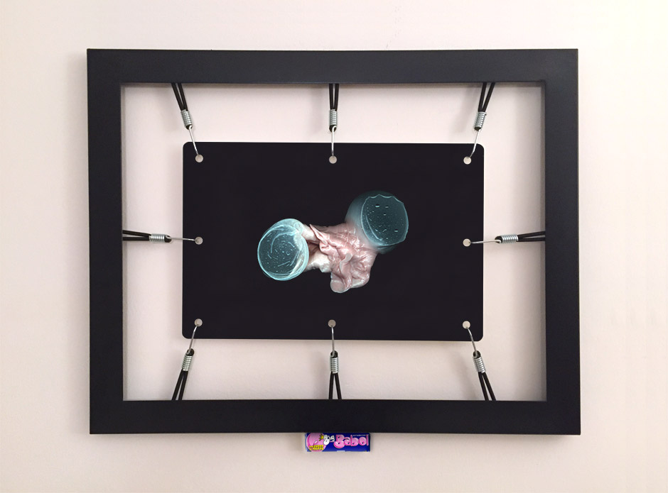 Marotta & Russo: Rubber's Souvenir 07, stampa UV su forex, cornice, corde elastiche, ganci, Big Babol bubble gum, 58x74 cm